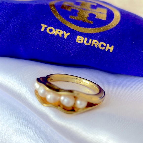 Tory Burch Jewelry - TORI BURCH GOLD PEAPOD RING.
